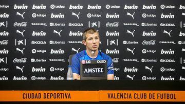 El entrenador del Valencia CF, Albert Celades, en rueda de prensa
 
 VALENCIA CF
 11/06/2020 