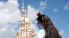 Mujer en Disneyland Park, Hong Kong, China. Junio 18, 2020. REUTERS/Tyrone Siu