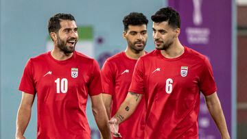 Doha (Qatar), 28/11/2022.- Iran's Mehdi Taremi (C), Karim Ansarifard (L) and Saeid Ezatolahi (R) in action during a training session of the national soccer team of Iran at the Al-Rayyan training facility in Doha, Qatar, 28 November 2022. Iran will face USA in their group B match of the FIFA World Cup 2022 on 29 November. (Mundial de Fútbol, Estados Unidos, Catar) EFE/EPA/MARTIN DIVISEK
