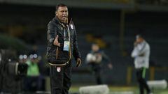 Harold Rivera, entrenador de Santa Fe, en un partido de la liga colombiana
