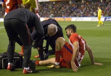 Diego Costa se queja de una herida producida por los tacos de Trilles en la jugada del 0-3.