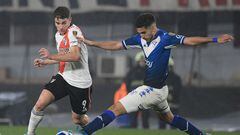Argentina's River Plate Julian Alvarez (L) and Velez Sarsfield's Nicolas Garayalde (R) vie for the ball during their Copa Libertadores football tournament round of sixteen all-Argentine second leg match at the Monumental stadium in Buenos Aires, on July 6, 2022. (Photo by JUAN MABROMATA / AFP)