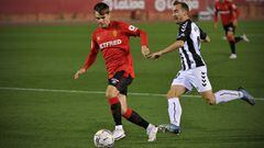 Aleix Febas controla un bal&oacute;n durante un partido con el Mallorca.