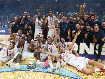 Basketball - EuroBasket Championship - Final - Spain v France - Mercedes-Benz Arena, Berlin, Germany - September 18, 2022  Team Spain pose with the trophy after winning the final REUTERS/Annegret Hilse
 PUBLICADA 19/09/22 NA MA32 7COL