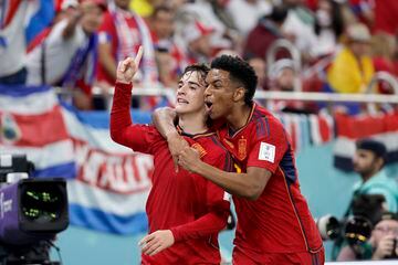 Gavi y Balde celebran el gol quinto gol para España contra Costa Rica.
