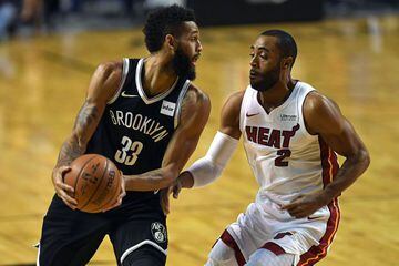 Brooklyn Nets' Allen Crabbe (L) vies for the ball with Miami Heat's Wayne Ellington, during an NBA Global Games match at the Mexico City Arena, on December 9, 2017, in Mexico City. / AFP PHOTO / PEDRO PARDO