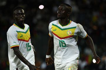 Senegal's forward Sadio Mane (R) celebrates after scoring a penalty during the friendly football match between Bolivia and Senegal in Orleans, central France on September 24, 2022. 