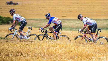 Tres ciclistas del Ark&eacute;a-Samsic durante una etapa en el Tour de Francia 2019.