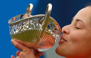 Ana Ivanovic besa el trofeo Maud Watson después de vencer a Barbora Zahlavova Strycova de la República Checa en la final del torneo de tenis WTA AEGON Classic en Edgbaston Priorato Club, Birmingham.