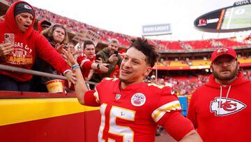 KANSAS CITY, MISSOURI - JANUARY 01: Patrick Mahomes #15 of the Kansas City Chiefs celebrates with fans after a win over the Denver Broncos at Arrowhead Stadium on January 01, 2023 in Kansas City, Missouri.   David Eulitt/Getty Images/AFP (Photo by David Eulitt / GETTY IMAGES NORTH AMERICA / Getty Images via AFP)
