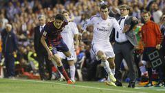 Gareth Bale supera a Bartra en la cabalgada que el gal&eacute;s culmin&oacute; para hacer el gol que dio al Real Madrid la Copa del Rey en el Cl&aacute;sico contra el Barcelona en 2014 en Mestalla.