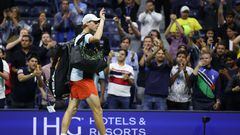 El tenista italiano Jannik Sinner abandona la pista tras su derrota ante Carlos Alcaraz en cuartos de final del US Open.
