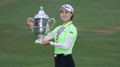 La golfista australiana Minjee Lee posa con el t&iacute;tulo de campeona del US Open de golf femenino 2022.
