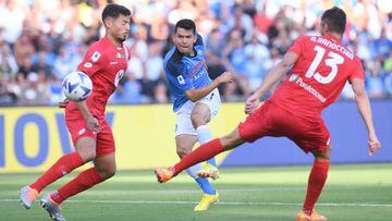 Hirving Lozano manda un potente tiro en el partido contra Monza en la segunda fecha de la Serie A.