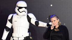 FA0023. London (United Kingdom), .- (FILE) - A file picture dated 16 December 2015 shows US actress/cast member Carrie Fisher posing next to a Stormtrooper film character as she arrives to the European premiere of the film &#039;Star Wars: The Force Awakens&#039; in Leicester square in London, Britain. According to media reports on 23 December 2016, Carrie Fisher has been hospitalized due to a heart attack. (Londres, Atentado, Cine, Estados Unidos) EFE/EPA/FACUNDO ARRIZABALAGA *** Local Caption *** 53067674