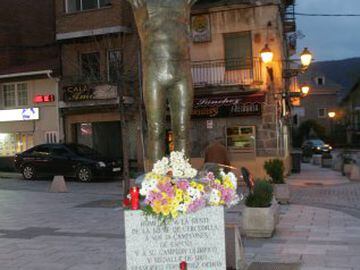 Estatua de Paquito Fernández Ochoa, en Cercedilla.