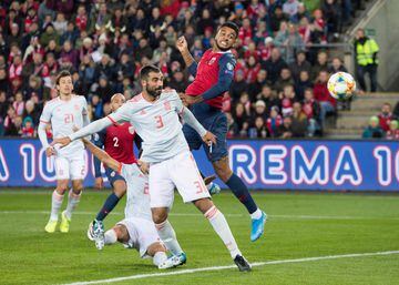 Spain's defender Raul Albiol and Norway's forward Joshua King vie for the ball during the Euro 2020 qualifying football match Norway v Spain in Oslo, Norway on October 12, 2019. (Photo by Terje Pedersen / NTB Scanpix / AFP) / Norway OUT
