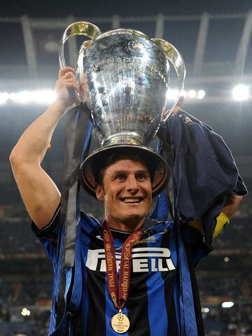 El eterno capitán del Inter de Milán es un referente neroazzurro. El argentino militó durante 19 temporadas con el ‘4’ en dicho equipo italiano, con el que logró cinco scudettos de la Serie A, cuatro Copas de Italia, la Champions League de 2009-10 y la Copa de la UEFA  97-98.