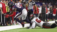 Houston Texans tight end Jordan Akins (88) makes a reception as Tampa Bay Buccaneers outside linebacker Lavonte David (54) defends during the first quarter at NRG Stadium. 