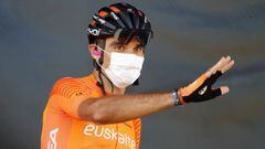 El ciclista del Euskaltel-Euskadi saluda antes de la decimocuarta etapa de La Vuelta entre Don Benito y el Pico Villuercas.  