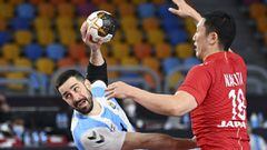 Cairo (Egypt), 21/01/2021.- Federico Pizarro (L) of Argentina in action against Kohei Narita (R) of Japan during the Main Round match between Japan and Argentina at the 27th Men&#039;s Handball World Championship in Cairo, Egypt, 21 January 2021. (Balonma