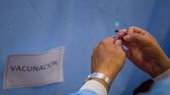AME2933. CARACAS (VENEZUELA), 02/06/2021.- Una enfermera prepara hoy una dosis de la vacuna contra la covid-19, durante una jornada de inmunizaci&oacute;n en Caracas (Venezuela). Venezuela sum&oacute; en las &uacute;ltimas 24 horas 1.188 nuevos casos de c