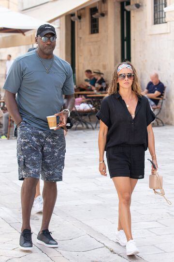 Michael Jordan y su mujer Yvette Prieto paseando por las calles de Dubrovnik. 