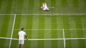 Federer sufre mucho antes de pasar por lesión de Mannarino