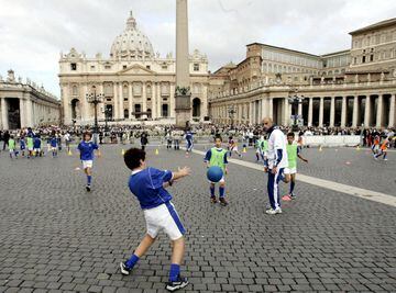 Un grupo de niños juega en la Plaza de San Pedro en el Vaticano. 
