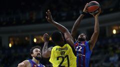Istanbul (Turkey), 26/10/2021.- Dyshawn Pierre (C) of Fenerbahce in action against Sertac Sanli (L) and Cory Higgins (R) of Barcelona during the Euroleague basketball match between Fenerbahce Beko and FC Barcelona in Istanbul, Turkey, 26 October 2021. (Ba