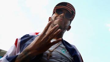 Lewis Hamilton celebrando su cuarto t&iacute;tulo en M&eacute;xico.