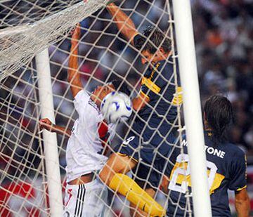 Fue el tanto con el que Boca derrotó a River en un amistoso en 2008 en Mar del Plata. El delantero argentino se agarró al larguero para esperar a que cayera el balón y luego remató con la cabeza batiendo a Carrizo. Una jugada insólita que el árbitro debió anular, pero que subió al marcador. 