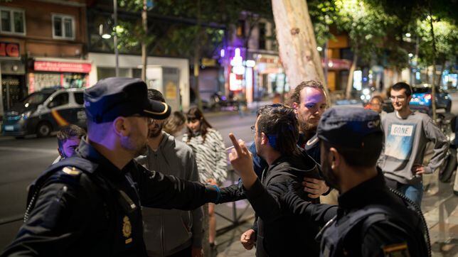 Intervención policial en un tenso arranque de campaña electoral de Vox en Madrid