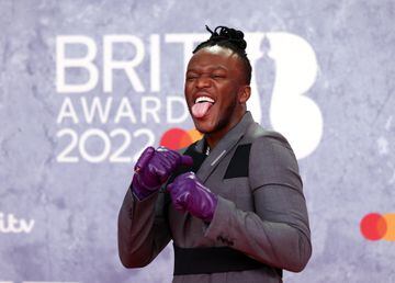 KSI posa a su llegada a los premios Brit Awards