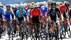 ALPE D'HUEZ, FRANCE - JULY 14: Nairo Alexander Quintana Rojas of Colombia and Team Arkéa - Samsic and the peloton compete during the 109th Tour de France 2022, Stage 12 a 165,1km stage from Briançon to L'Alpe d'Huez 1471m / #TDF2022 / #WorldTour / on July 14, 2022 in Alpe d'Huez, France. (Photo by Tim de Waele/Getty Images)