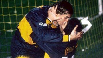 Maradona y Claudio Cannigia fue un beso que dio la vuelta al mundo