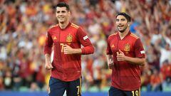Álvaro Morata y Carlos Soler celebran el gol del delantero a Portugal.