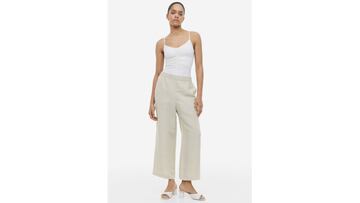 Pantalón ‘cropped’ de color beige en mezcla de lino para mujer de la marca H&M