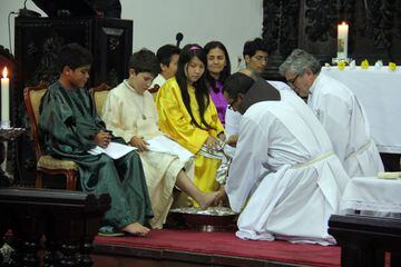 Sacerdote realiza el lavado de pies a niños en eucaristía de Jueves Santo
