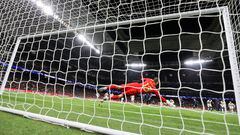 Andriy Lunin detiene el penalti ante el Sporting de Braga el pasado miércoles en el estadio Santiago Bernabéu.