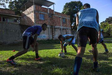 Robert Malengreau, fundador de la ONG UmRio, imparte clases de rugby a los jóvenes de la favela de Morro do Castro, en Niteroi, Río de Janeiro. Apoyando así a los más pequeños de las comunidades afectadas por el crimen y la violencia, para que puedan acce