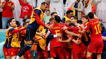 1-0. Los jugadores de la selección española se abrazan con Álvaro Morata para celebrar el primer tanto del delantero madrileño.