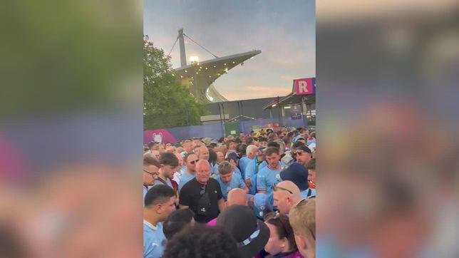 Caos de los aficionados del Manchester City para acceder al estadio: la fila no se movía
