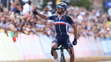 France&#039;s Julian Alaphilippe celebrates as he crosses the finish line to win the men&#039;s elite cycling road race, 268,3km from Antwerp to Leuven, on the eighth day of the Flanders 2021 UCI Road World Championships, on September 26, 2021, in Leuven.