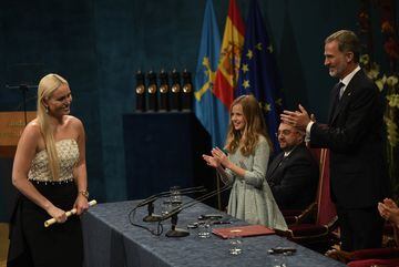 Princess Leonor and Felipe VI applaud the American skiing champion, who retired earlier this year.