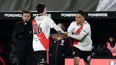 River Plate's midfielder Jose Paradela (C) is replaced by his teammate midfielder Juan Fernando Quintero during their Argentine Professional Football League Tournament 2022 match against Lanus at El Monumental Antonio Liberti stadium in Buenos Aires, on June 25, 2022. (Photo by ALEJANDRO PAGNI / AFP)