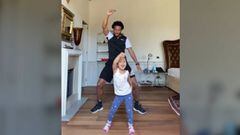 Juan CUadrado y su hija bailando