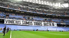 Pancarta desplegada en el fondo sur del Estadio Santiago Bernabéu en apoyo a Vinicius Junior. Vinicius somos todos, basta ya (de racismo).