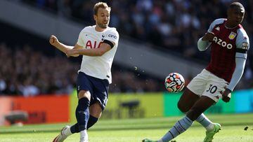 Harry Kane of Tottenham Hotspur passes the ball whilst under pressure from Kortney Hause of Aston Villa during the Premier League match between Tottenham Hotspur and Aston Villa at Tottenham Hotspur Stadium on October 03, 2021 in London, England. (Photo b