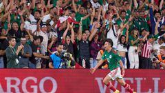 Hirving Lozano festeja su gol en contra de Perú.